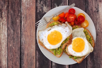 toast avocado uovo